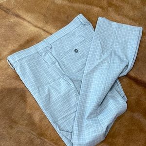 Comfortable lightweight fabric. Size 3632 Kenneth Cole, gray color.